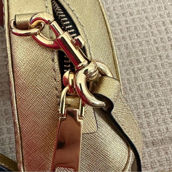 Marc Jacobs gold crossover purse with strap​​​​​​​​ - Picture 5 of 7